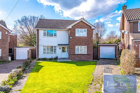 4 bed property, in Lodge Close, £850,000