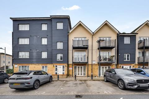 2 bed property, in Blackthorn Road, £275,000