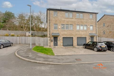 3 bed property, in Carry Field, £350,000