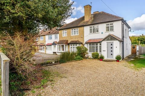 3 bed property, in Fairlawn Grove, £625,000