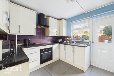2 bed property, in Abbey Close, £400,000