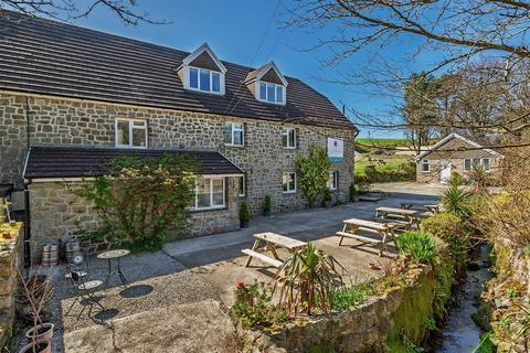 10 bed property, in Old Coach Road, £795,000