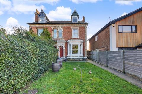 2 bed property, in Derby Road, £210,000