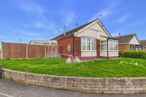 2 bed property, in Towyn Way West, £160,000