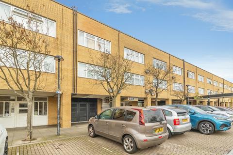 1 bed property, in Silbury Boulevard, £115,000