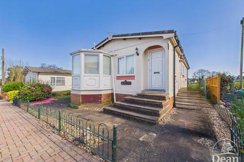 2 bed property, in Coopers Road, £100,000