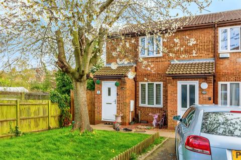 2 bed property, in Bonham Court, £175,000