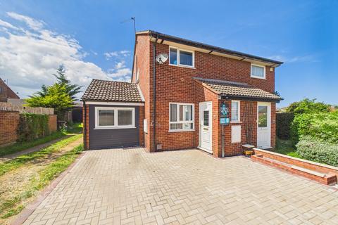 2 bed property, in Greenacre Close, £230,000