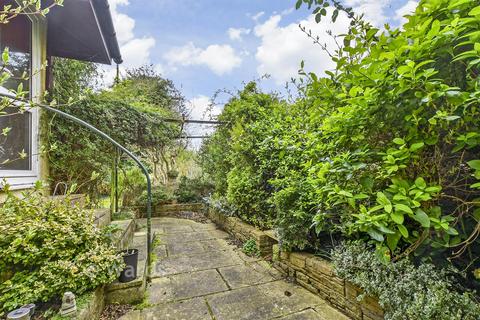 3 bed property, in Clarendon Road, £180,000