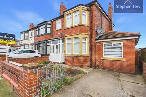 3 bed property, in Worcester Road, £165,000