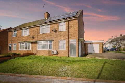 3 bed property, in Willowcroft Road, £230,000