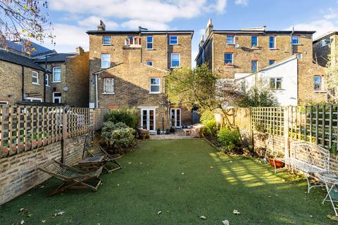 5 bed property, in Avenue Park Road, £1,395,000