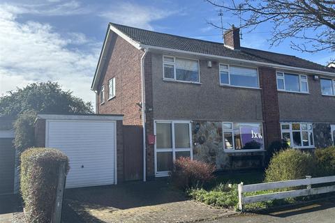 3 bed property, in Treaty Road, £260,000
