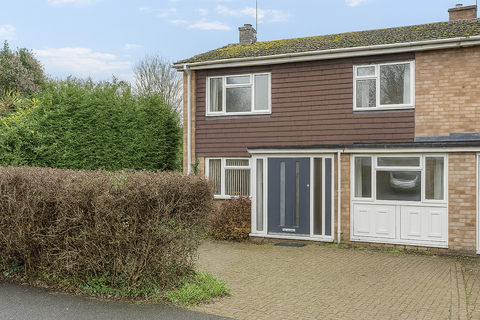 3 bed property, in Fiona Close, £525,000