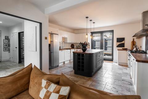 4 bed property, in High Street, £425,000