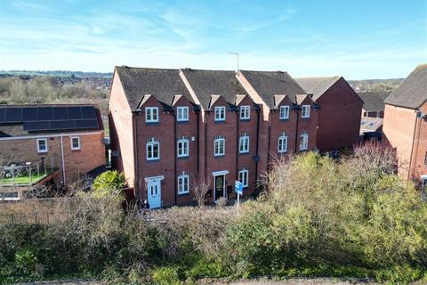 3 bed property, in Holly Court, £250,000