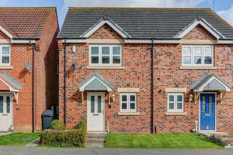 2 bed property, in Beachcroft, £130,000