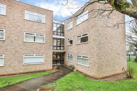 2 bed property, in Winchfield Drive, £110,000