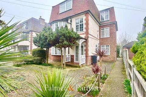 2 bed property, in Lancaster Gardens West, £160,000