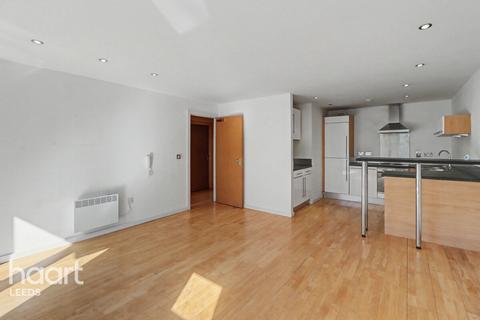 2 bed property, in Gotts Road, £160,000