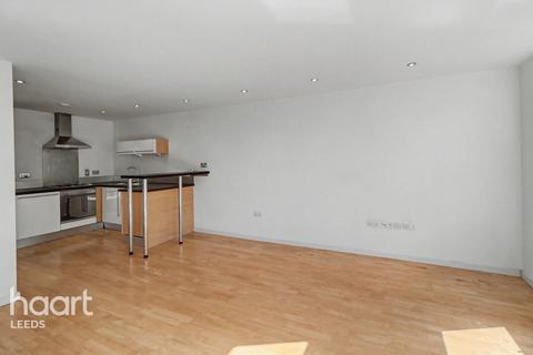 2 bed property, in Gotts Road, £160,000