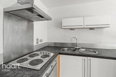 2 bed property, in Gotts Road, £170,000