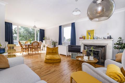 1 bed property, in Manor Road, £479,950