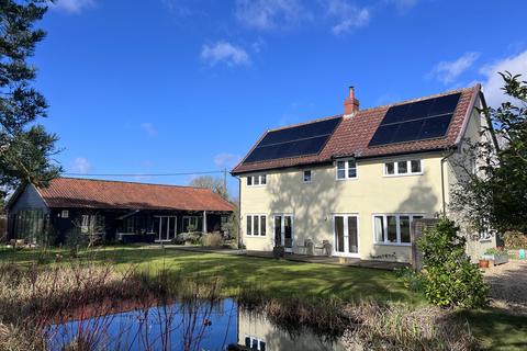 5 bed property, in Brundish, £795,000