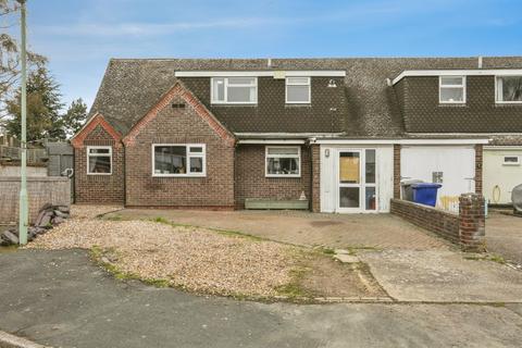4 bed property, in Fordhams Close, £250,000