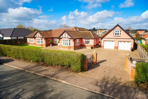 6 bed property, in Loddon Road, £775,000