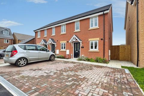 2 bed property, in Monarch Avenue, £180,000
