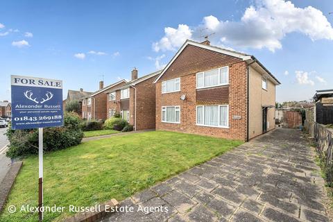 2 bed property, in Woodnesborough Road, £250,000