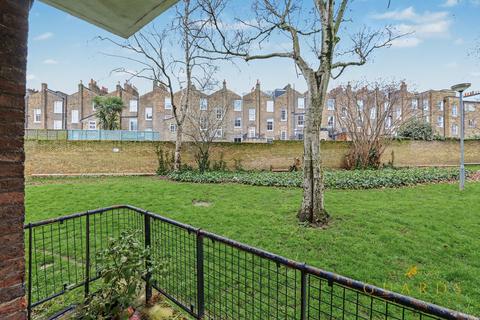 2 bed property, in Flat, £475,000