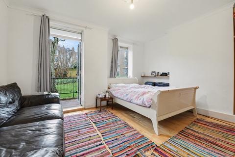 2 bed property, in Flat, £475,000