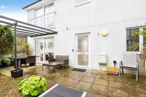 2 bed property, in 8 Lescudjack Heights, £130,000