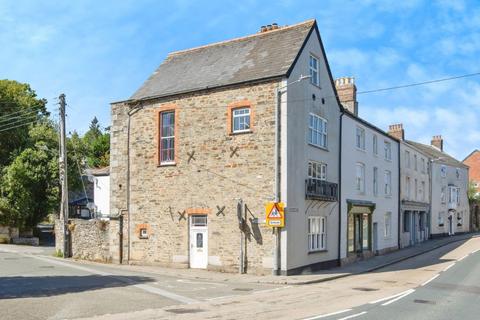5 bed property, in Rudge House, £155,000