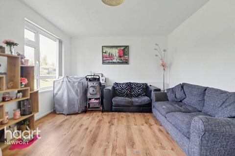 2 bed property, in Brynglas Close, £130,000