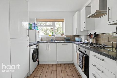 2 bed property, in Brynglas Close, £130,000