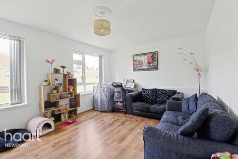 2 bed property, in Brynglas Close, £130,000