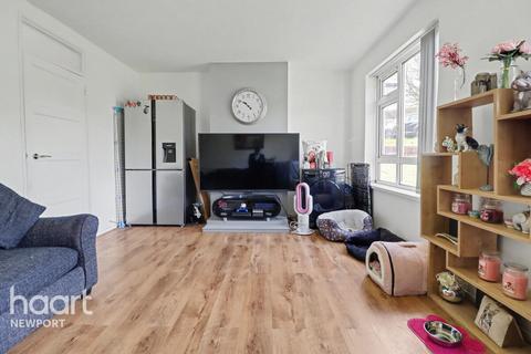 2 bed property, in Brynglas Close, £130,000