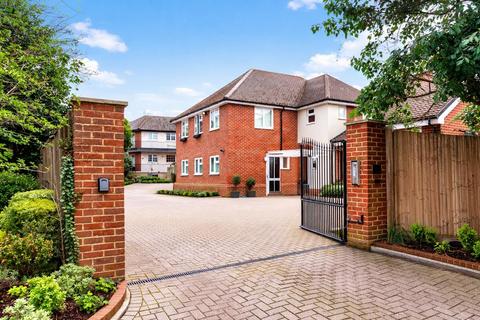 1 bed property, in London Road, £280,000
