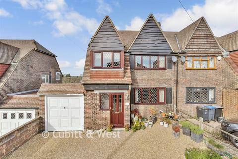 4 bed property, in Carew Close, £650,000