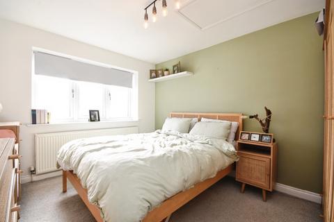 1 bed property, in Bournebridge Close, £280,000