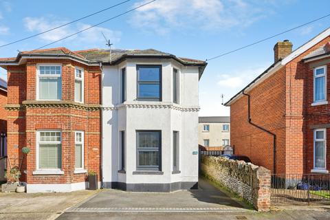 2 bed property, in Newcomen Road, £240,000