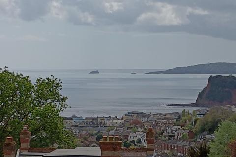 2 bed property, in Maudlin Drive, £250,000