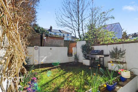 1 bed property, in Hindmans Road, £400,000