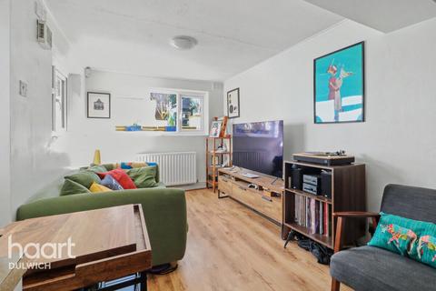 1 bed property, in Hindmans Road, £390,000