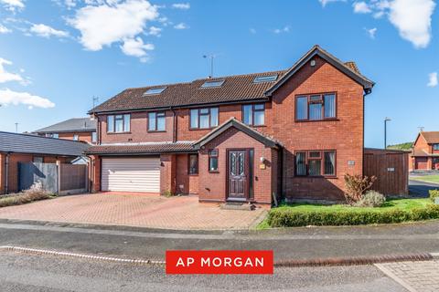 5 bed property, in Eldersfield Close, £500,000