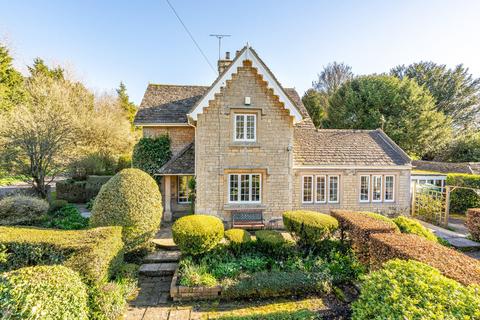 2 bed property, in Foscote, £525,000