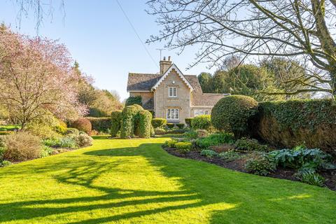 2 bed property, in Foscote, £525,000